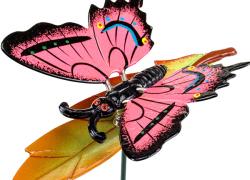 Фигурка на клечка пеперуда върху листо