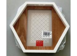 Шестоъгълна дървена рамка за снимки размер 10*15 см.