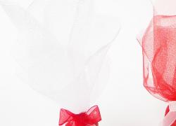 Сватбена кошничка/късметче в бяло с червена панделка за хвърляне