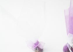 Сватбена кошничка/късметче в бяло с лилава панделка за хвърляне